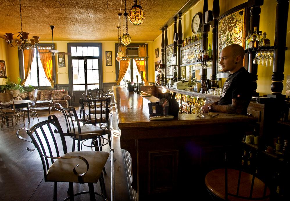 Hotel Leger Saloon